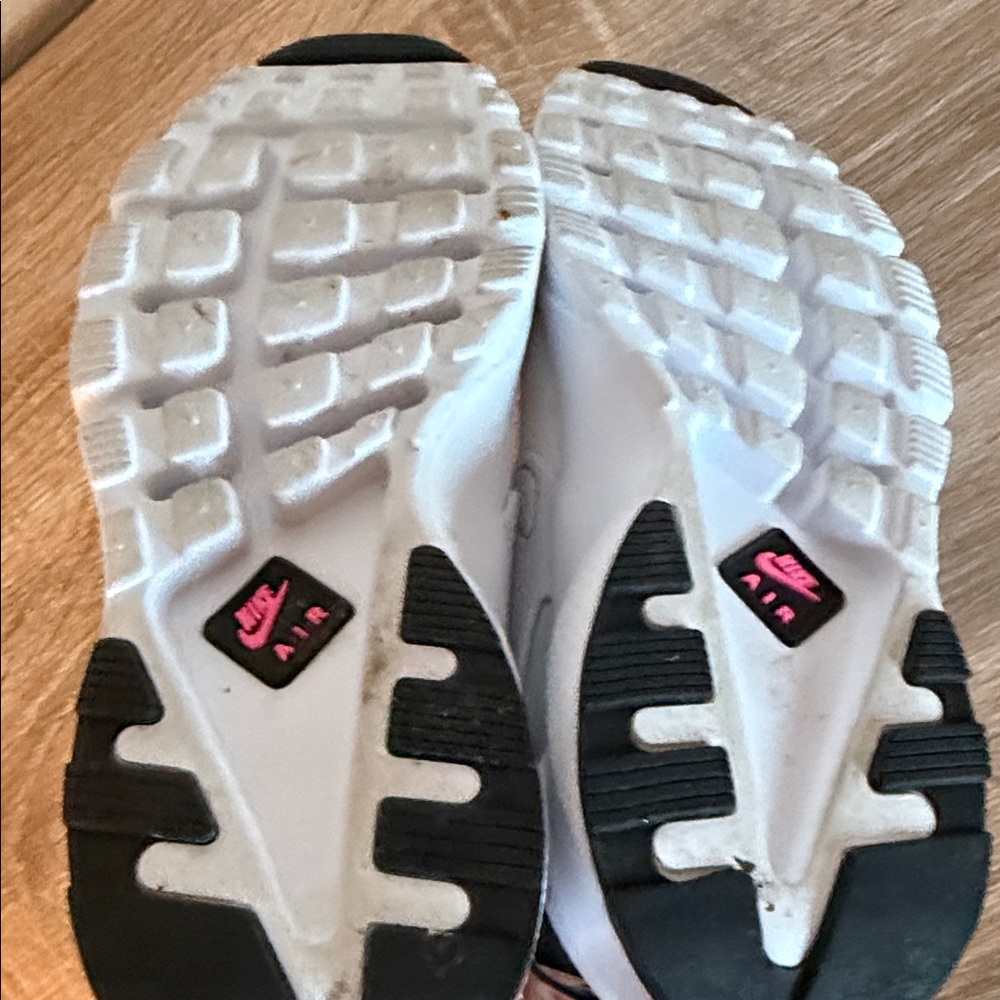 Nike Kids Sneakers White with Black and Pink 6Y - Picture 5 of 5
